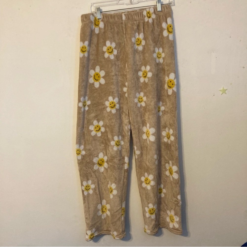 Olive Avenue XL tan fluffy pajama pant with smiling daisy design